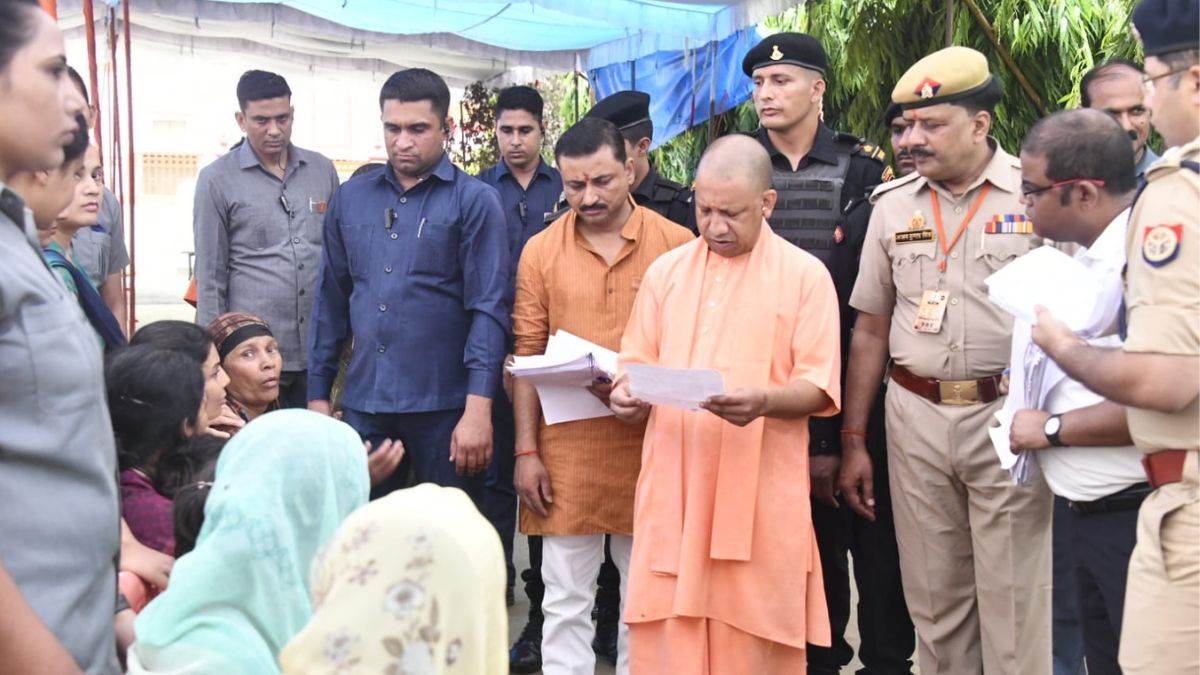 guru purnima 2023 cm yogi adityanath listened to the problems of people in janata darshan said dont worry we will take action