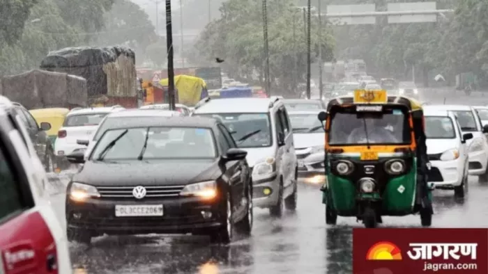 बारिश के मौसम में कार में सफर से पहले किन बातों का ध्यान रखना चाहिए। आइए जानते हैं।