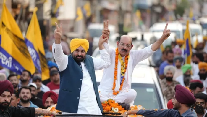 जालंधर वेस्ट से आप उम्मीदवार मोहिंदर भगत के साथ सीएम मान