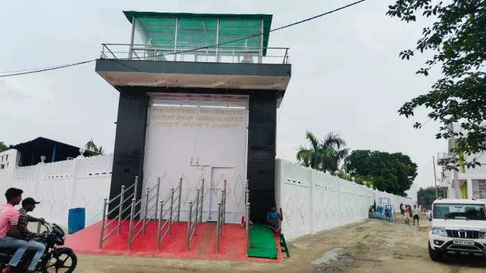 UP News: पटियाली के सत्संग भवन का मुख्य द्वार। जागरण