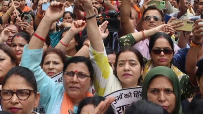 बीजेपी नेता और कार्यकर्ताओं ने आज कांग्रेस मुख्यालय के बाहर प्रदर्शन किया।