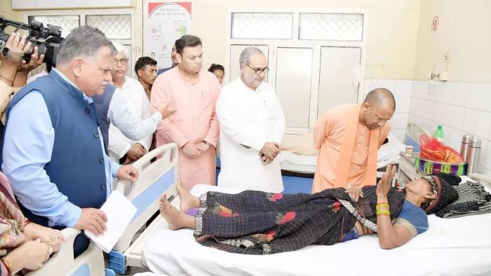 सीएम योगी ने हाथरस में सर्किट हाउस पहुंचकर हालात का लिया जायजा।