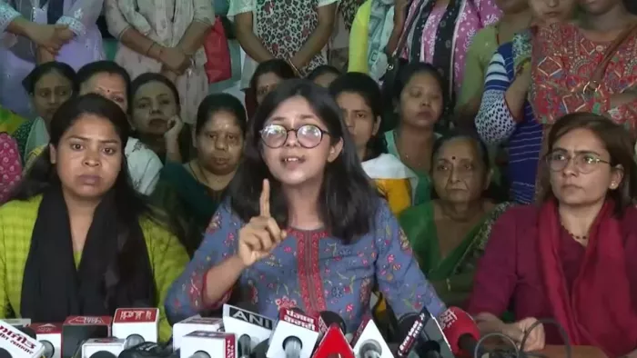 राज्यसभा सदस्य स्वाति मालीवाल ने दिल्ली महिला आयोग को लेकर आवाज उठाई है।