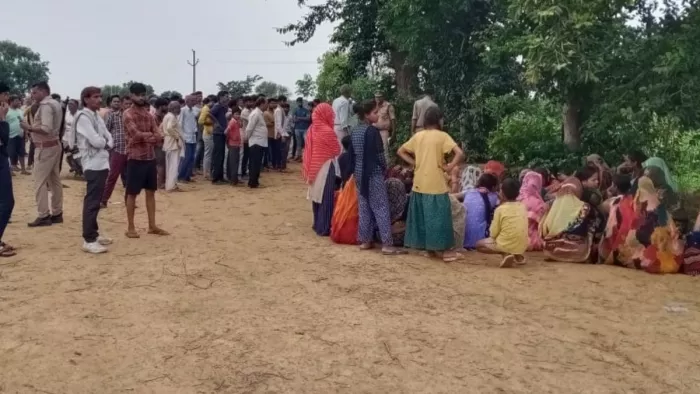 गांव रेपुरा में पेड़ पर मिले शव के बाद मौजूद भीड़। जागरण