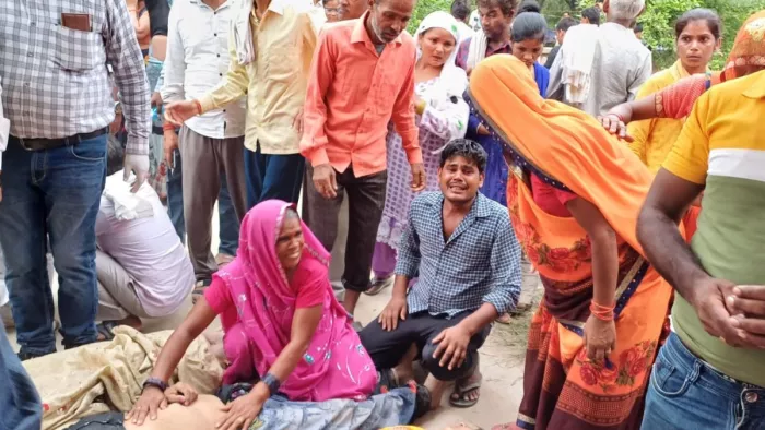 सिकंदराराऊ में सामुदायिक स्वास्थ्य केंद्र पर रोते बिलखते मृतकों के स्वजन। जागरण