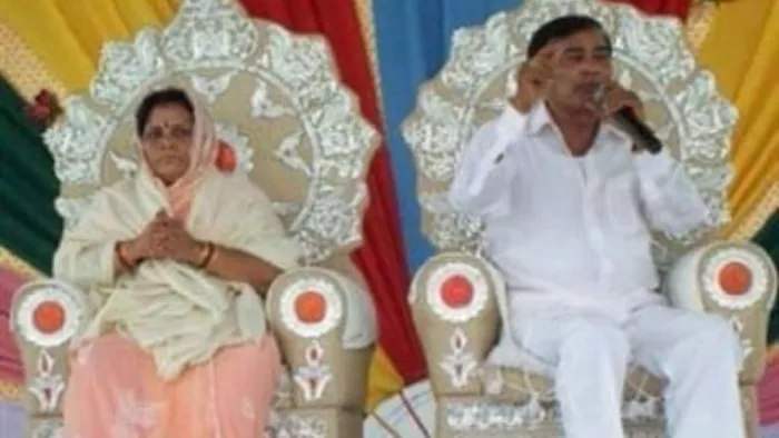 सूट-बूट में 'भोले बाबा' और बगल में दूसरी कुर्सी पर उनकी पत्नी।- फाइल फोटो