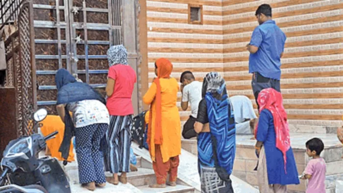 आगरा में (भोले बाबा) के मकान पर ताले रहते हैं लेकिन, अनुयायी फिर भी माथा टेकने आते हैं। अमित शिवहरे।