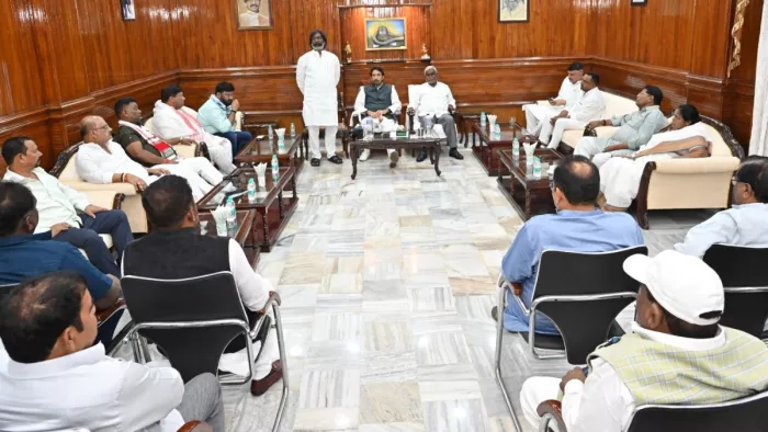 Hemant Soren: चम्‍पाई सोरेन ने राज्‍यपाल को सौंपा इस्‍तीफा, हेमंत ने पेश किया CM बनने का दावा - Hemant Soren New CM Discussion Live Hemant Soren: Champai Soren's convoy headed towards Raj