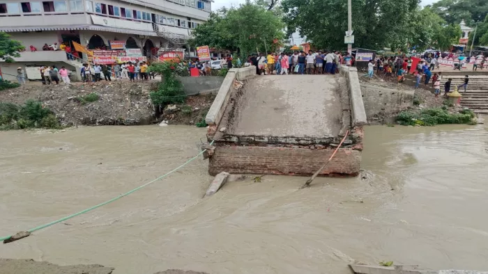 सिवान के बाद सारण में धड़ाम हुए पुल (जागरण)