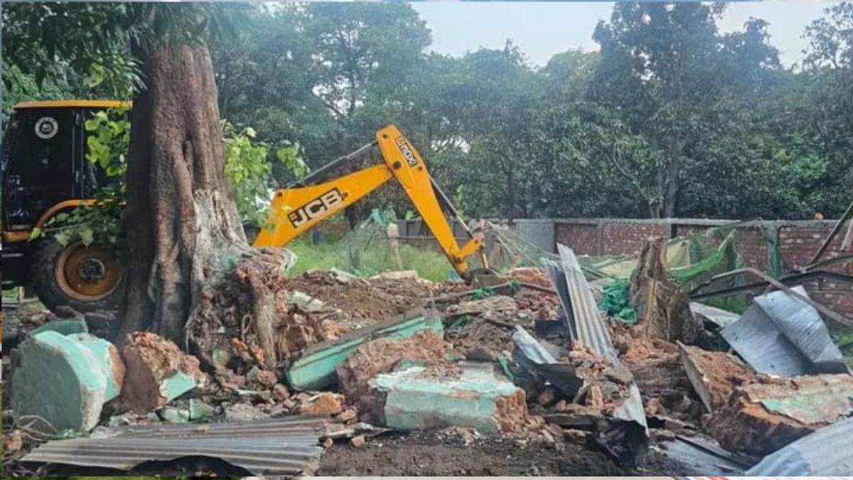 bulldozer action on illegal mazar in kashipur uttarakhand
