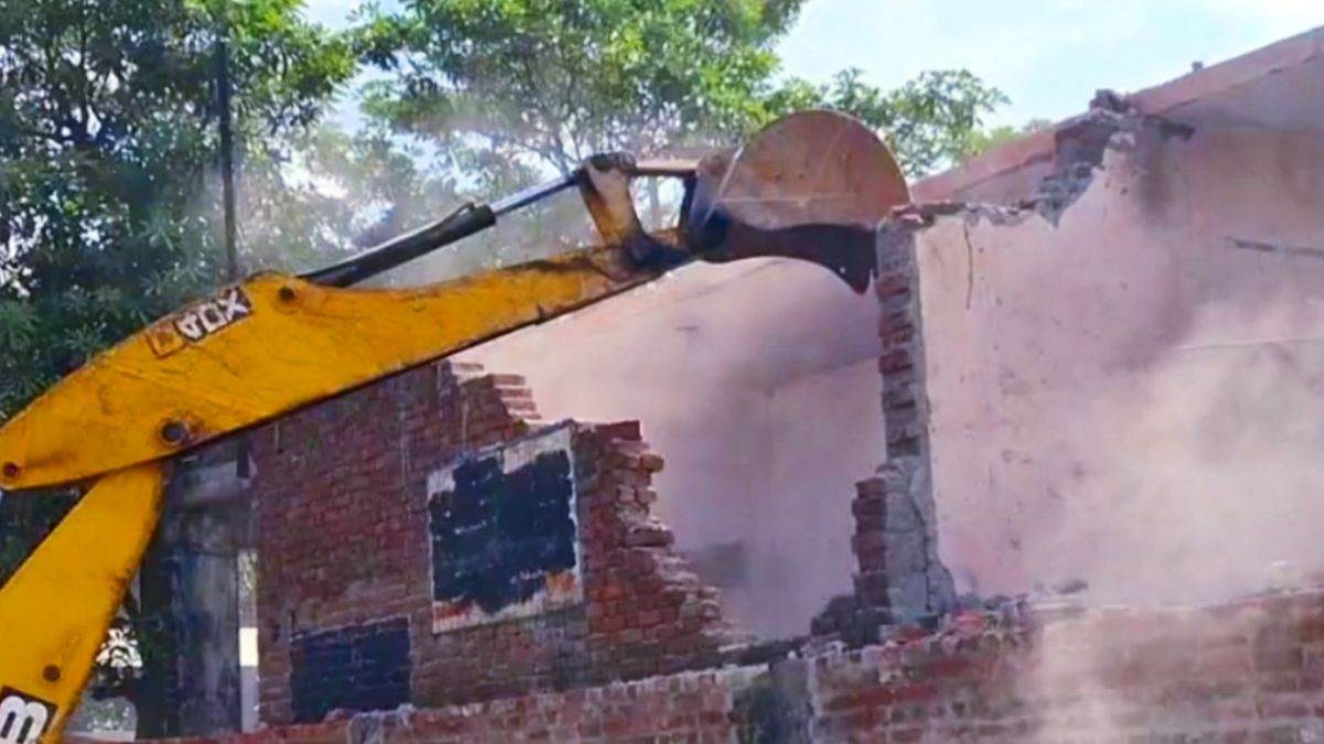 https://www.jagranimages.com/images/newimg/03072025/03_07_2025-bulldozer_action_13_23973959.jpg