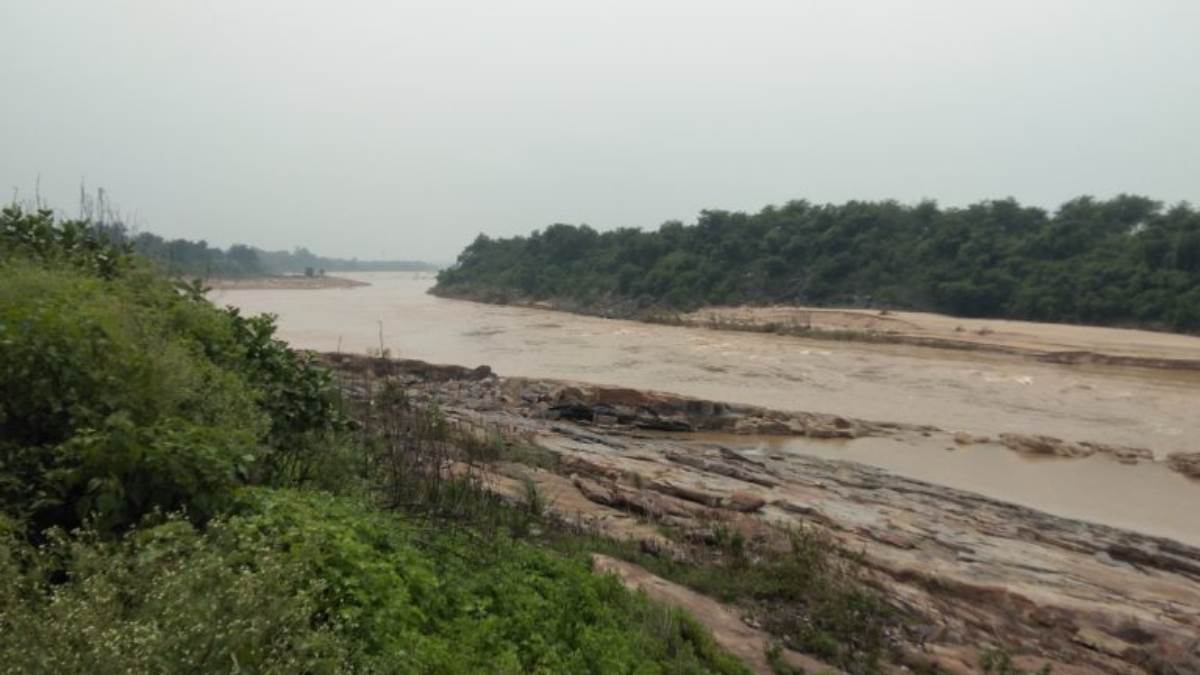 jharkhand news rivers overflowing after heavy rain flood alert in west bengal