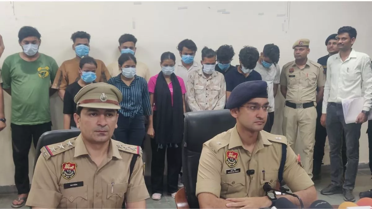 दिल्ली में कॉल सेंटर से चल रहा था फर्जीवाड़ा, पुलिस के पहुंचते ही मची भगदड़; 11 गिरफ्तार