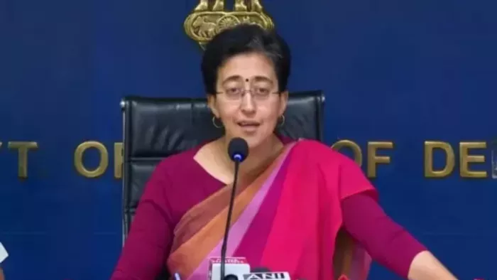 भाजपा को सरकार चलानी नहीं आती, यू-टर्न की सरकार है यह : आतिशी। फाइल फोटो