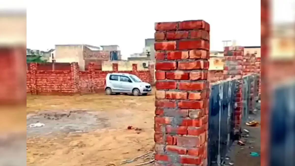 हिसार में 15 लाख की लागत से बन रहे पार्क के निर्माण में अनियमितता का आरोप, पार्षद ने उठाई जांच की मांग