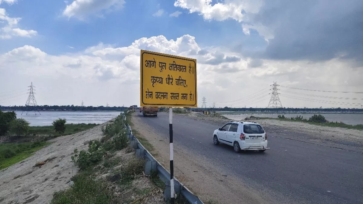 दिल्ली-काठमांडू रोड पर जर्जर हो चुका है 51 साल पुराना पुल, चेतावनी बोर्ड लगा NHAI ने झाड़ा पल्ला