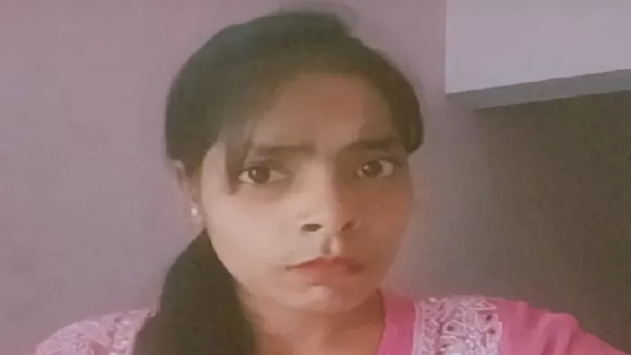 चलती ट्रेन से पति ने पत्नी को धक्का दे दिया। वह बाल- बाल बच गई।