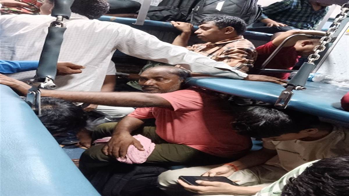 crowd chaos passengers suffer on delhi mumbai trains