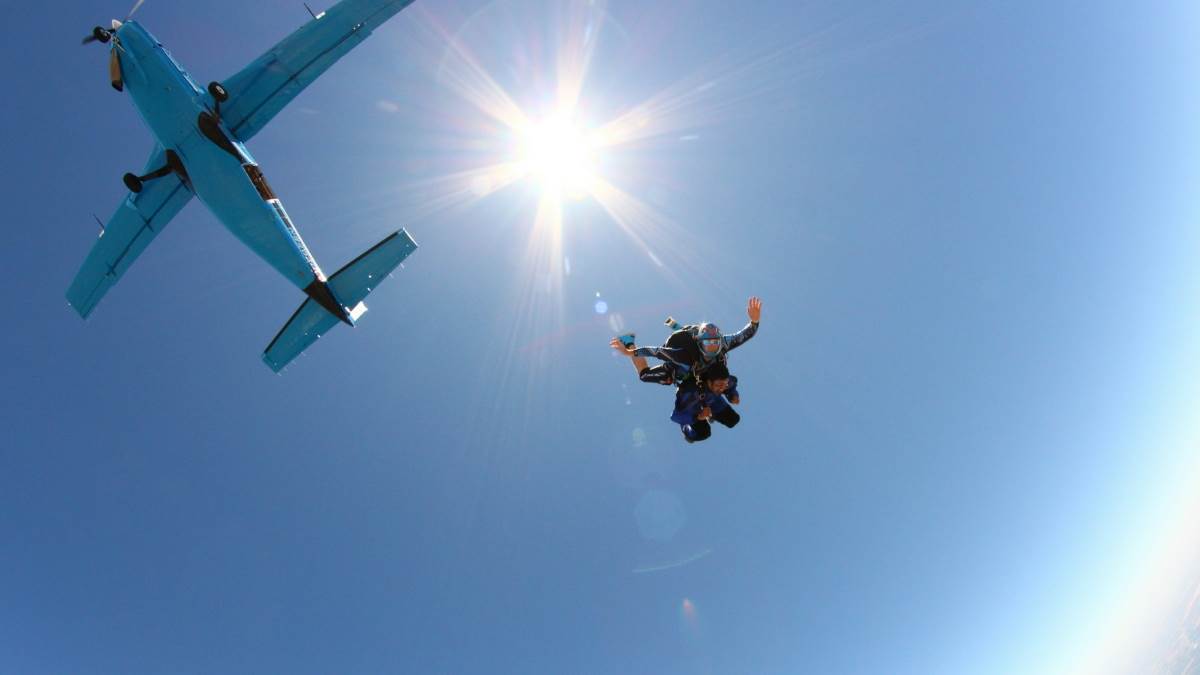 https://www.jagranimages.com/images/newimg/03072025/03_07_2025-skydiving_23973694.jpg