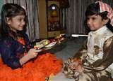 Raksha Bandhan 2020: बहनों ने सर्वार्थ सिद्धि और आयुष्मान के शुभ योग में भाइयों को बांधा रक्षा सूत्र