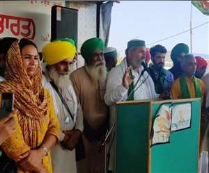 बहादुरगढ़ के टीकरी बॉर्डर पर मिशन यूपी की हुंकार भरते राकेश टिकैत।