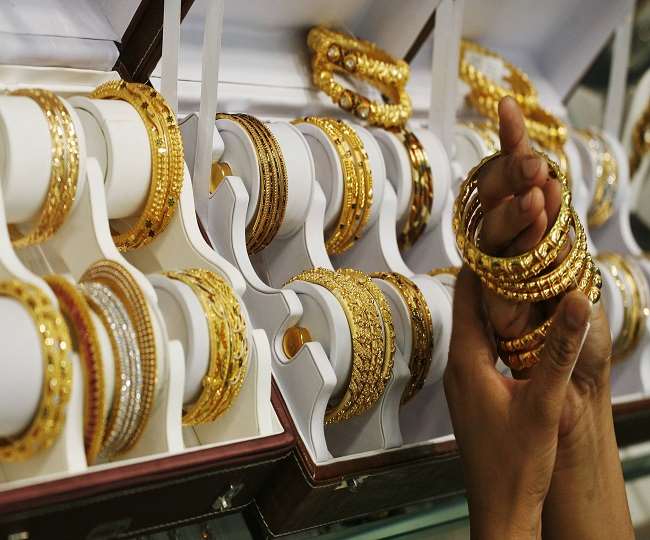 सोना एवं चांदी के रेट में मंगलवार को गिरावट देखने को मिली।