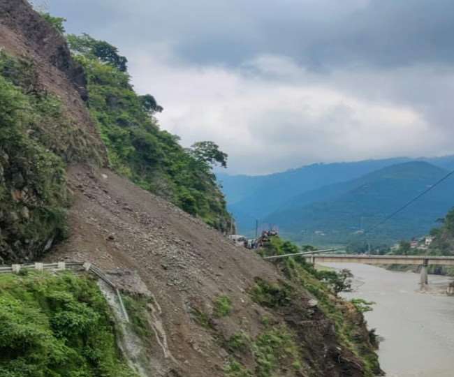 नाहन-श्रीरेणुकाजी-हरिपुरधार मार्ग ददाहू से एक किलोमीटर आगे भूस्खलन से पूरी तरह बंद हो गया।