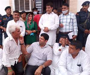 पानीपत में समर्थक को घेवर खिलाकर संकल्प तुड़वाते दुष्यंत चौटाला।