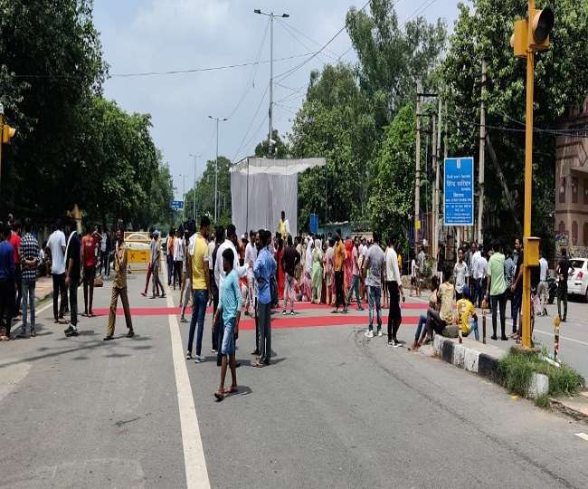 Delhi Girl Assault and Murder Case: बच्ची से दुष्कर्म व हत्या के बाद फूटा गुस्सा, लोगों ने लगाया जाम