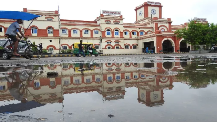 यात्रियों की दुश्वारी बढ़ा रहीं टूटी सड़कें और जलभराव। फोटो: जागरण-