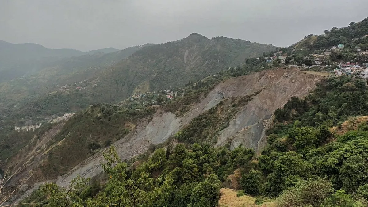 Landslide On Ballianala Hill : नैनीताल में फिर भारी भूस्खलन, बलियानाला पहाड़ी का 20 मीटर हिस्सा खाई में समाया