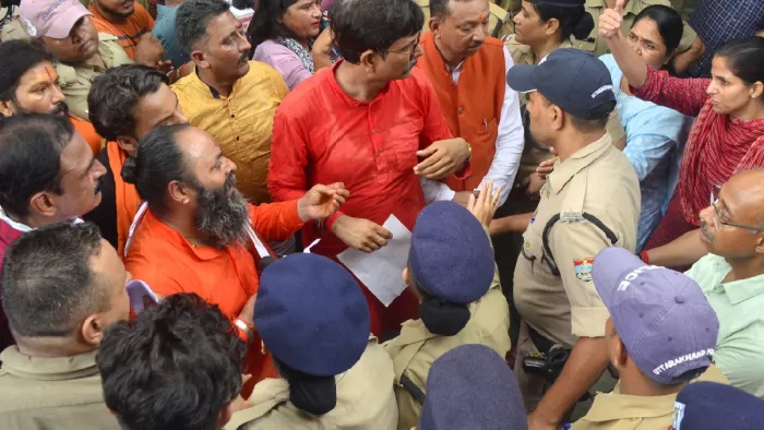 इस दौरान भारी मात्रा में पुलिस बल तैनात रहा।