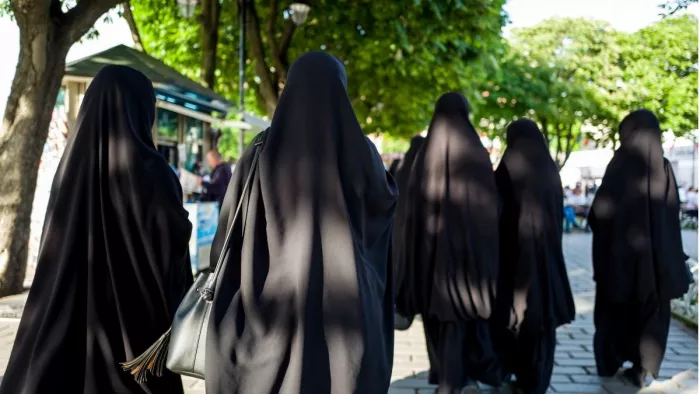 Mumbai college on Burqa बुर्का को लेकर हंगामा।