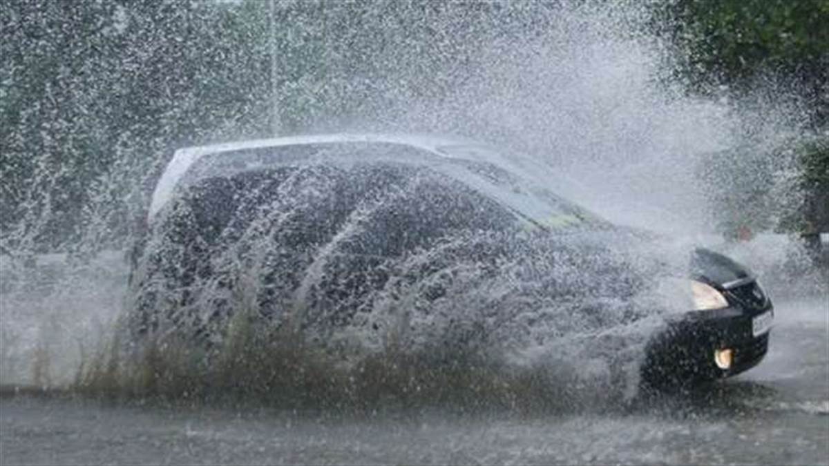 https://www.jagranimages.com/images/newimg/03082023/03_08_2023-car_in_monsoon_23489520.jpg