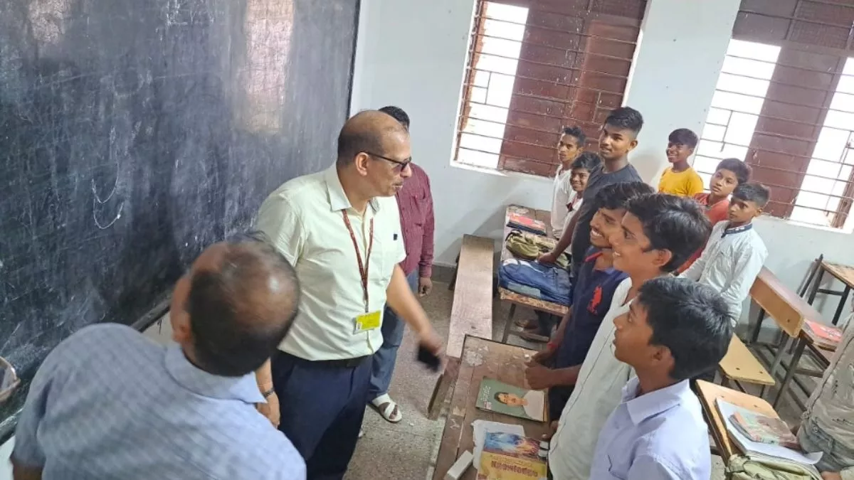 Bihar: KK Pathak के औचक निरीक्षण से अरवल के स्कूलों में मचा हड़कंप, जांच  में गड़बड़ी मिलने पर जमकर लगाई फटकार - KK Pathak inspection Bihar Education  Department Additional Chief ...