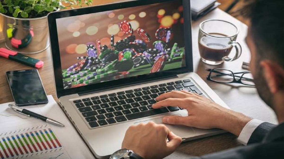 Laptop में डेल, लेनोवो और HP जैसे बड़े ब्रांड के गिरे दाम, अमेज़न ग्रेट फ्रीडम Sale 2023 पर देखें प्राइस लिस्ट