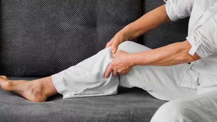 Leg Cramps Remedies: पैरों की नसों को ऐसे करें रिलैक्स