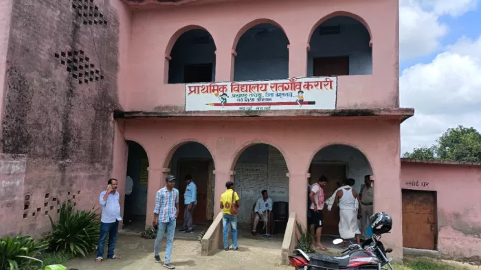 Bihar : स्कूल पर दबंग परिवार का कब्जा.. चार कमरों को बना लिया आरामगाह, निरीक्षण के लिए पहुंचे SDM चौंके