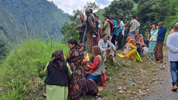Himachal Disaster: हिमाचल में आई तबाही में कई परिवार बह गए, अपनों के इंतजार में बैठे परिजन।