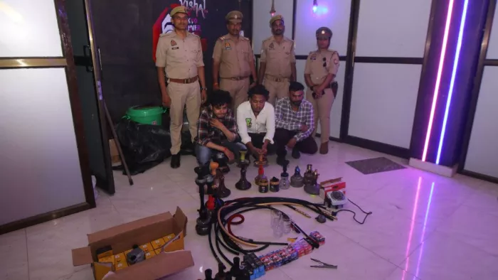 चेतगंज थाना अंतर्गत चल रहे हुक्का बार में पड़ा छापा में बरामद समाग्री। जागरण