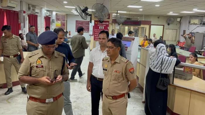 News: बैंक पहुंचकर अधिकारियों से जानकारी लेते सीओ सिटी।