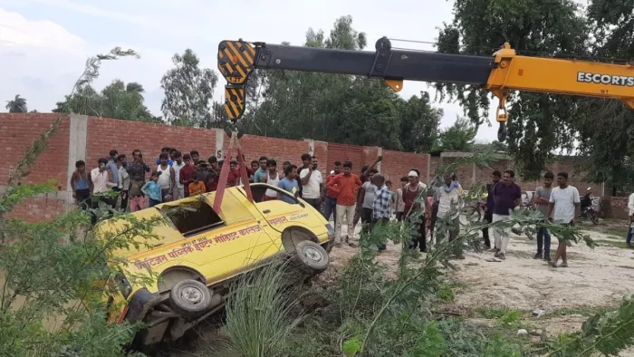 सलोन में पलटी स्कूली मैजिक को निकालती क्रेन :जागरण