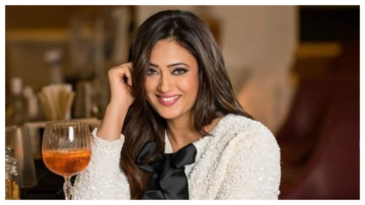 https://www.jagranimages.com/images/newimg/03082024/03_08_2024-shweta_tiwari_with_wine_23771366.jpg