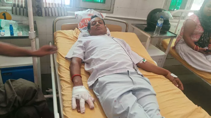 जानलेवा मांझे की वजह से हाथ की चार अंगुलियां कटी, गर्दन पर गहरा घाव