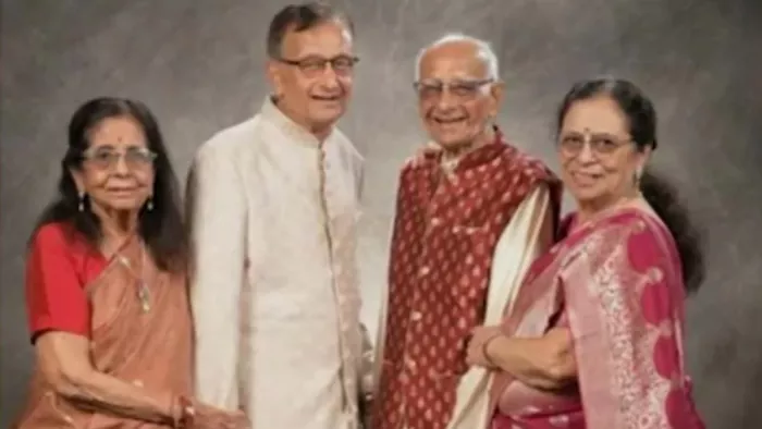 वेस्ट वर्जीनिया में गहरी खाई में गिरी कार (फोटो सोर्स- सोशल मीडिया)