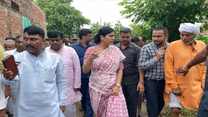 मीरजापुर में अनुप्रिया पटेल ने रविवार को बाढ़ प्रभावित इलाकों का दौरा किया है।