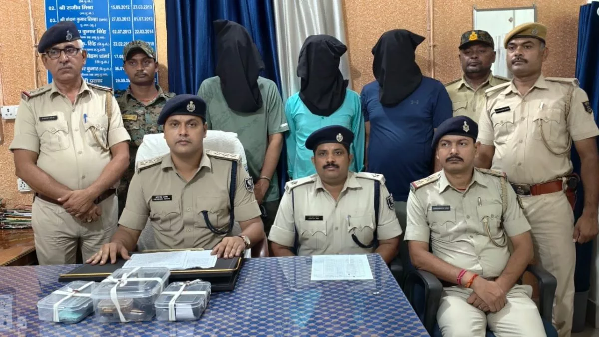 Crime News: मुंगेर में हथियारों की तस्करी का खुलासा, पंजाब के रिटायर्ड सैनिक समेत तीन गिरफ्तार