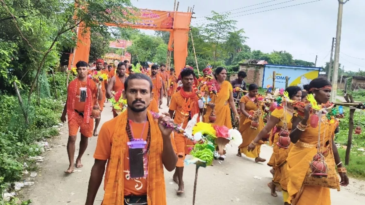 अंतिम सोमवारी पर जलाभिषेक को लेकर सड़कों पर उमड़ा श्रद्धालुओं का सैलाब, चप्पे-चप्पे पर पुलिस बल तैनात