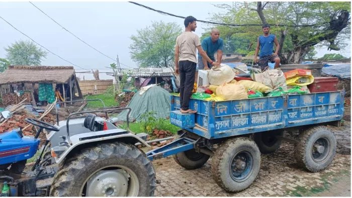 आशियाने पर अपने हाथों से चला रहे हथौड़ा, आंखों से छलक रहा आंसू।