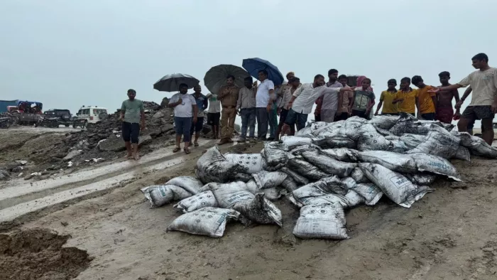 बलिया के चांद दियर में राष्ट्रीय राजमार्ग 31 पर बाढ़ का पानी रिसने से मचा हड़कंप।